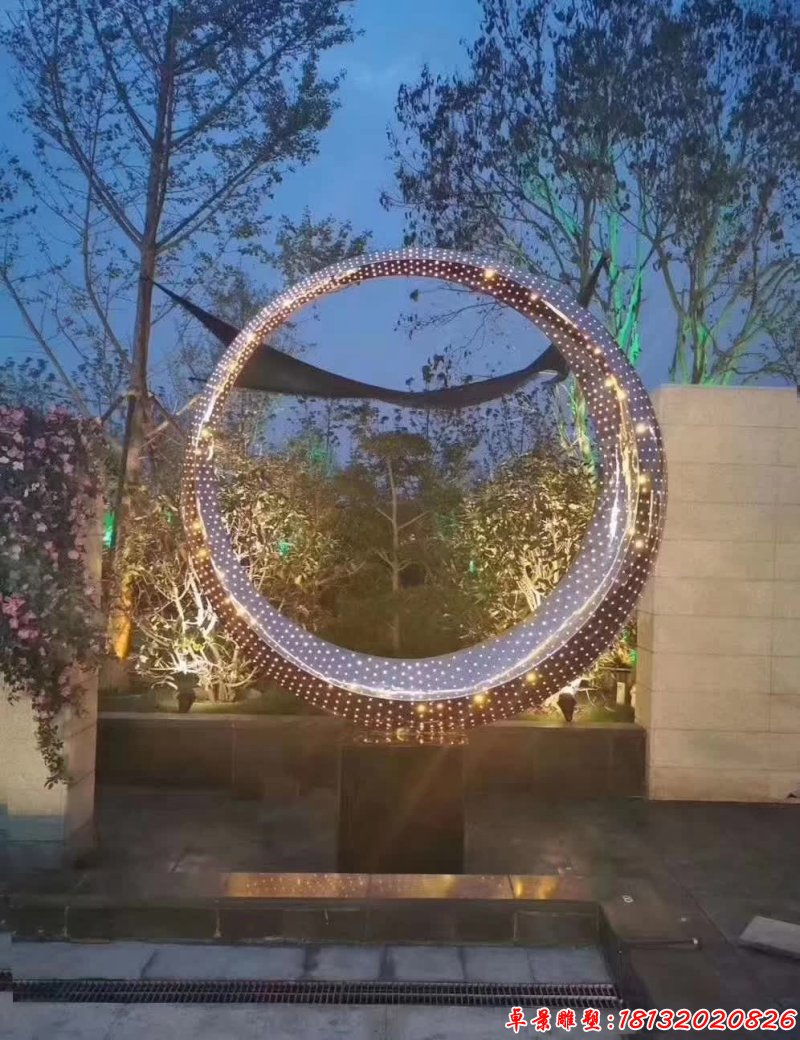 不銹鋼鏤空燈光圓環(huán)雕塑